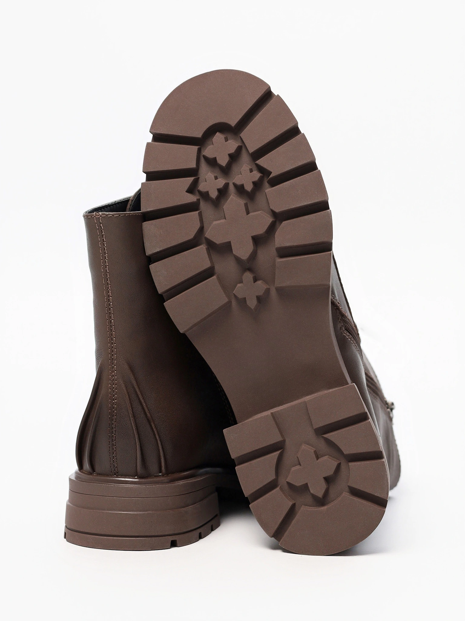 Ботинки коричневого цвета на рельефной подошве